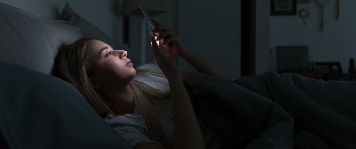 Compartir de forma repetitiva preocupaciones por WhatsApp amplifica el malestar emocional en mujeres y jóvenes