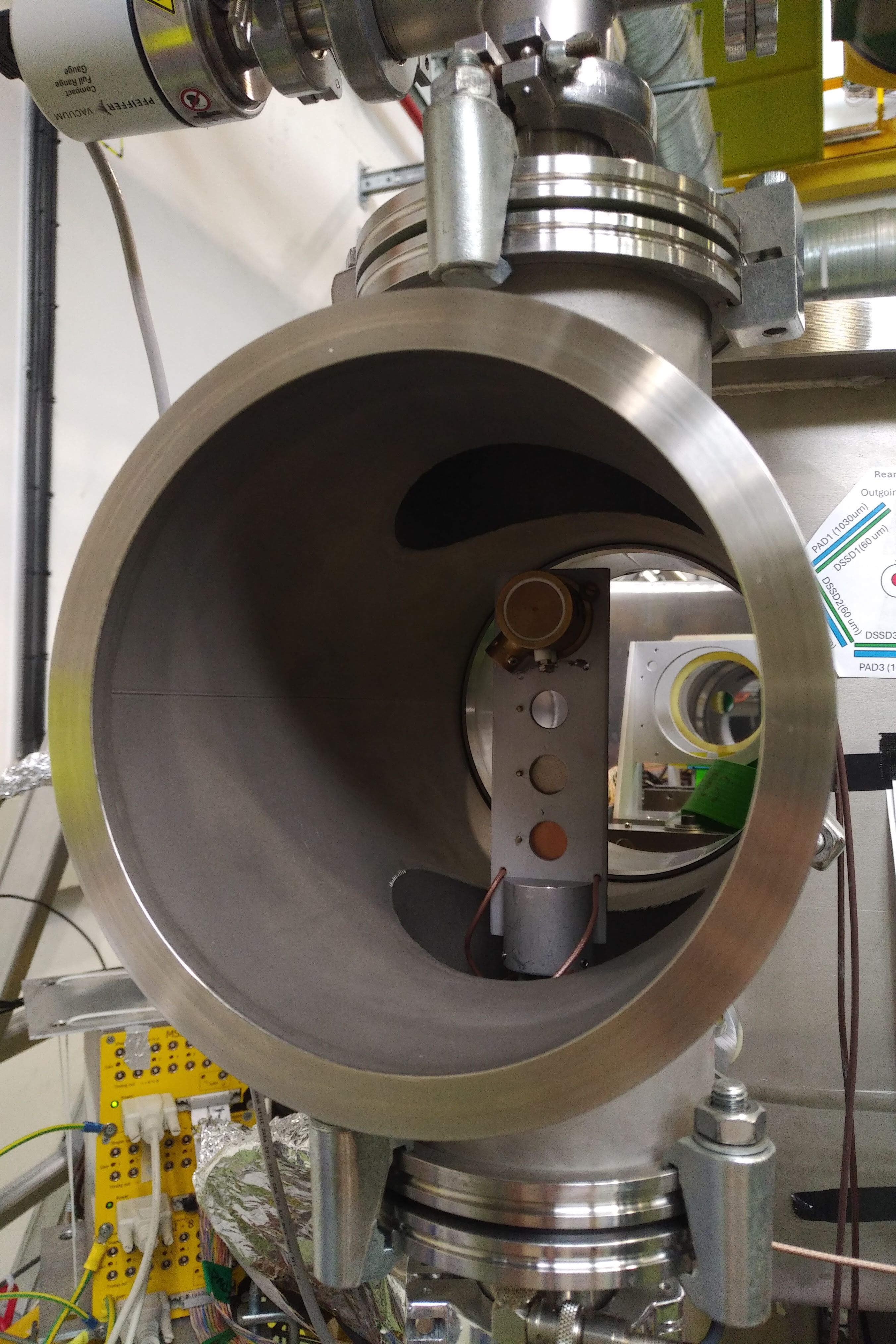 Miembros del GFN participan en estudios de reacción con núcleos ligeros ricos en neutrones en el dispositivo SEC (Cámara de Experimentos de Dispersión) mejorado en CERN