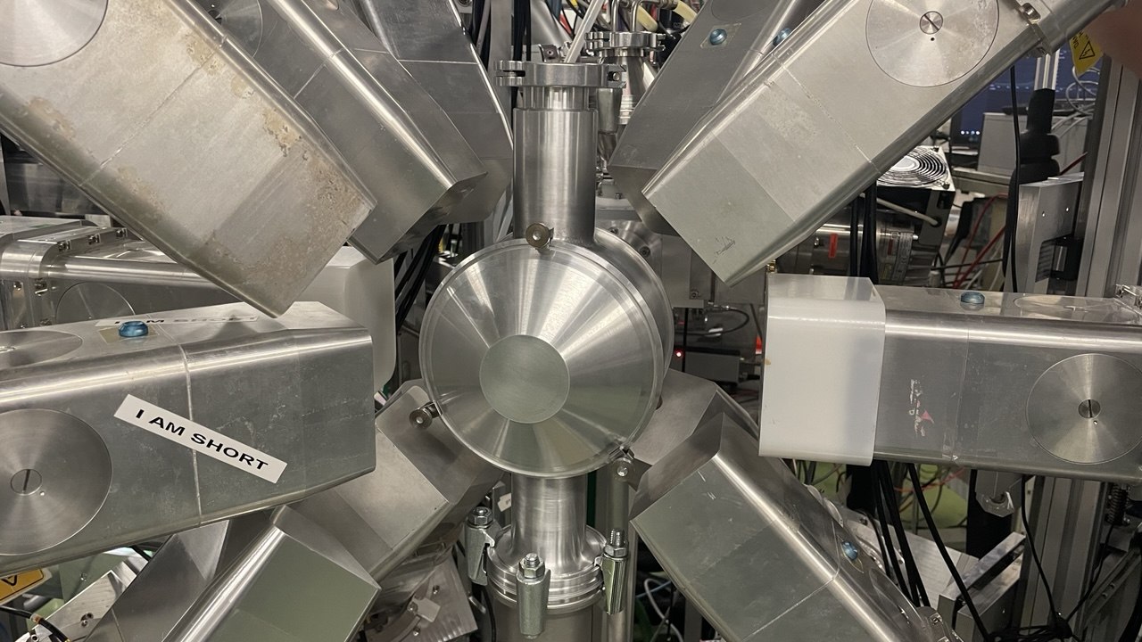 Miembros del Grupo de Física Nuclear participan en un experimento para estudiar los electrones de conversión y correlaciones angulares emitidos tras el decaimiento beta del Rb en la región rica de neutrones del Sr en ISOLDE (CERN)