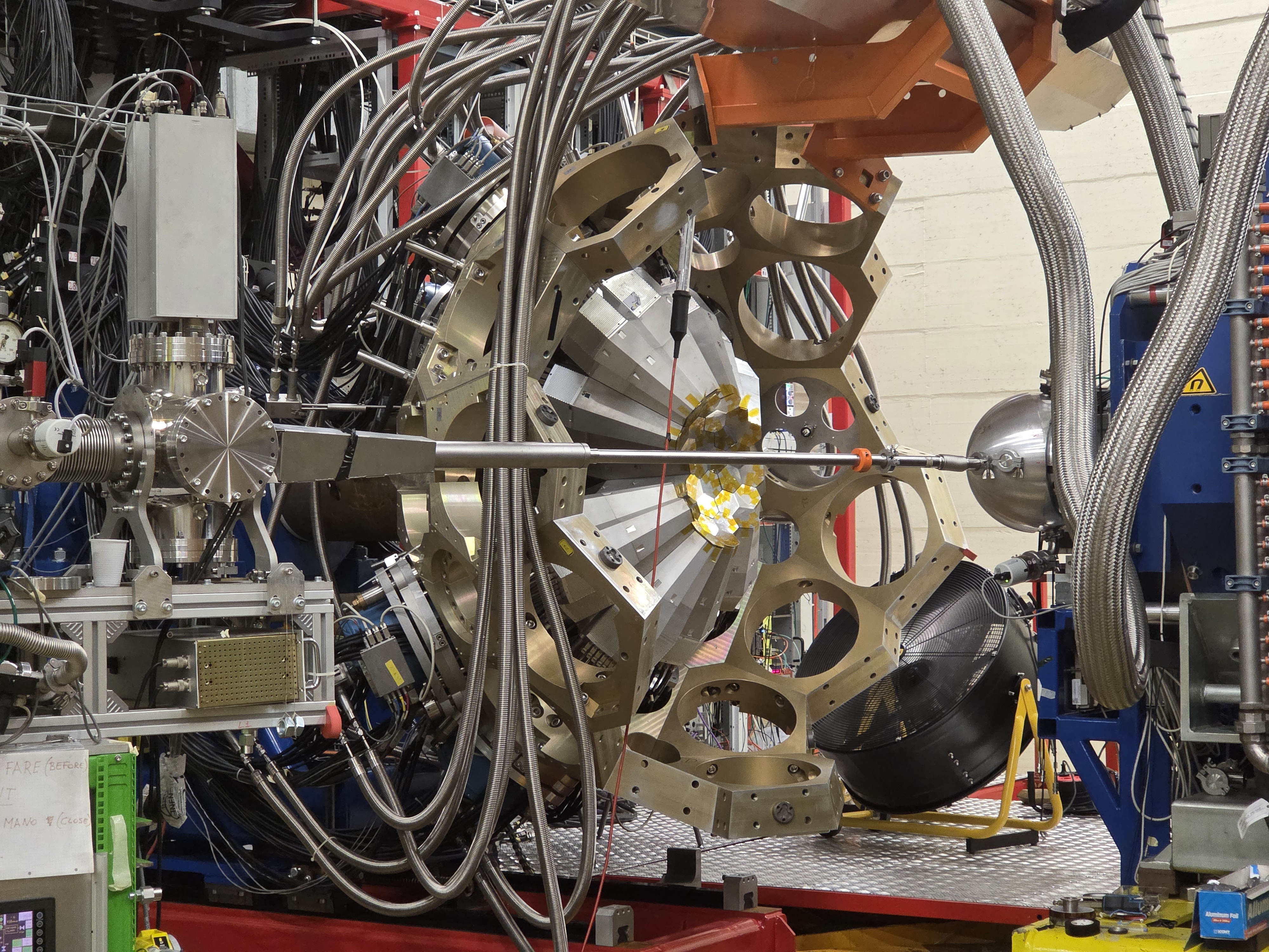 Miembros del Grupo de Física Nuclear participan en un experimento para medir vidas medias en isótopos ricos en neutrones de Ni, Cu y Zn en Legnaro (experimento 25.021)