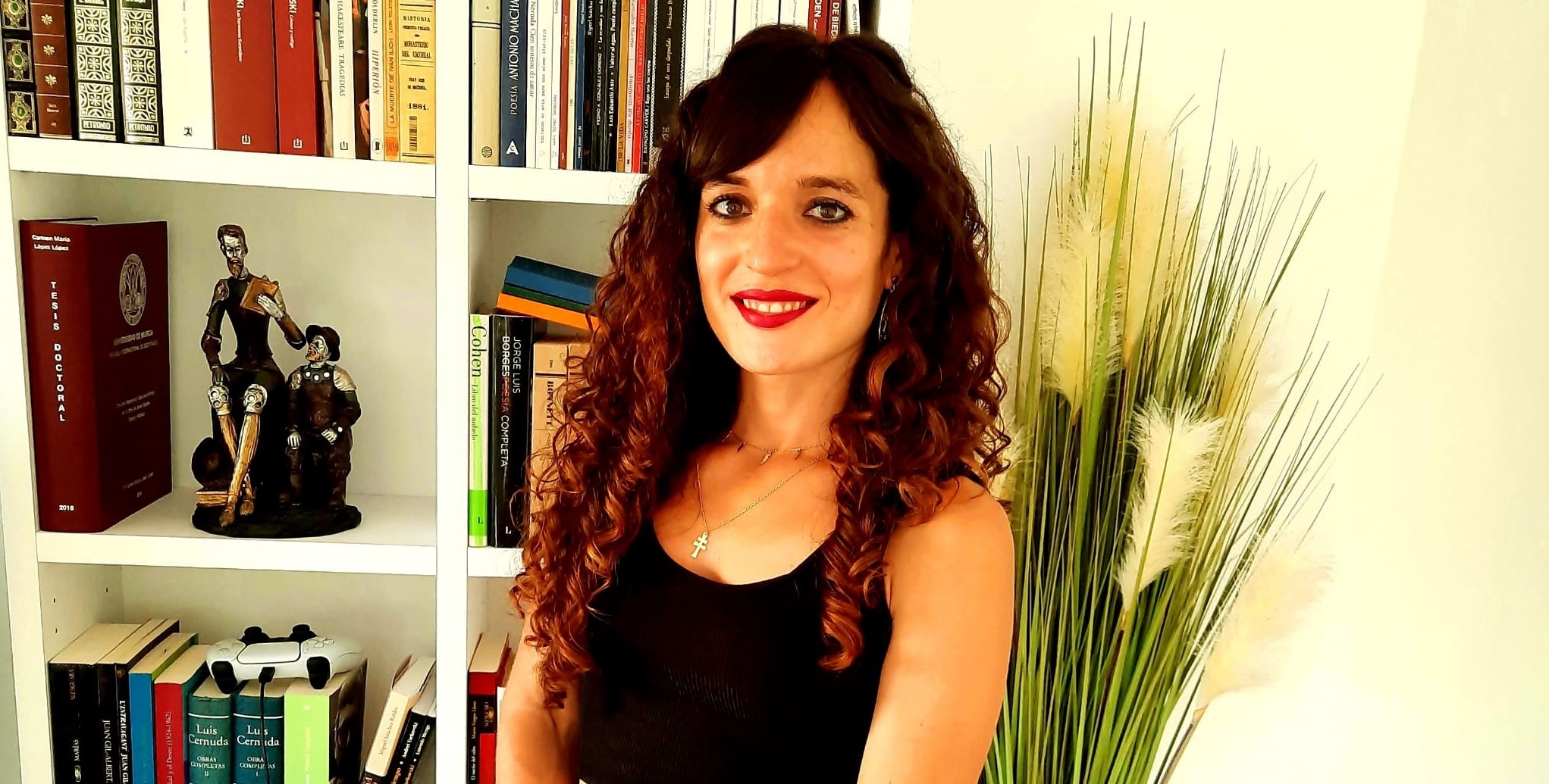 La ganadora del Premio de Literatura Complutense de poesía 2023, Carmen María López, recibe el Premio Adonáis 