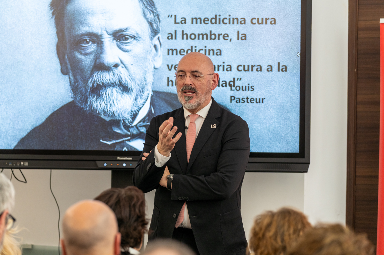 Joaquín Goyache inaugura, con una conferencia sobre enfermedades transmisibles y desigualdad, la segunda edición de los Jueves Complutense en San Lorenzo