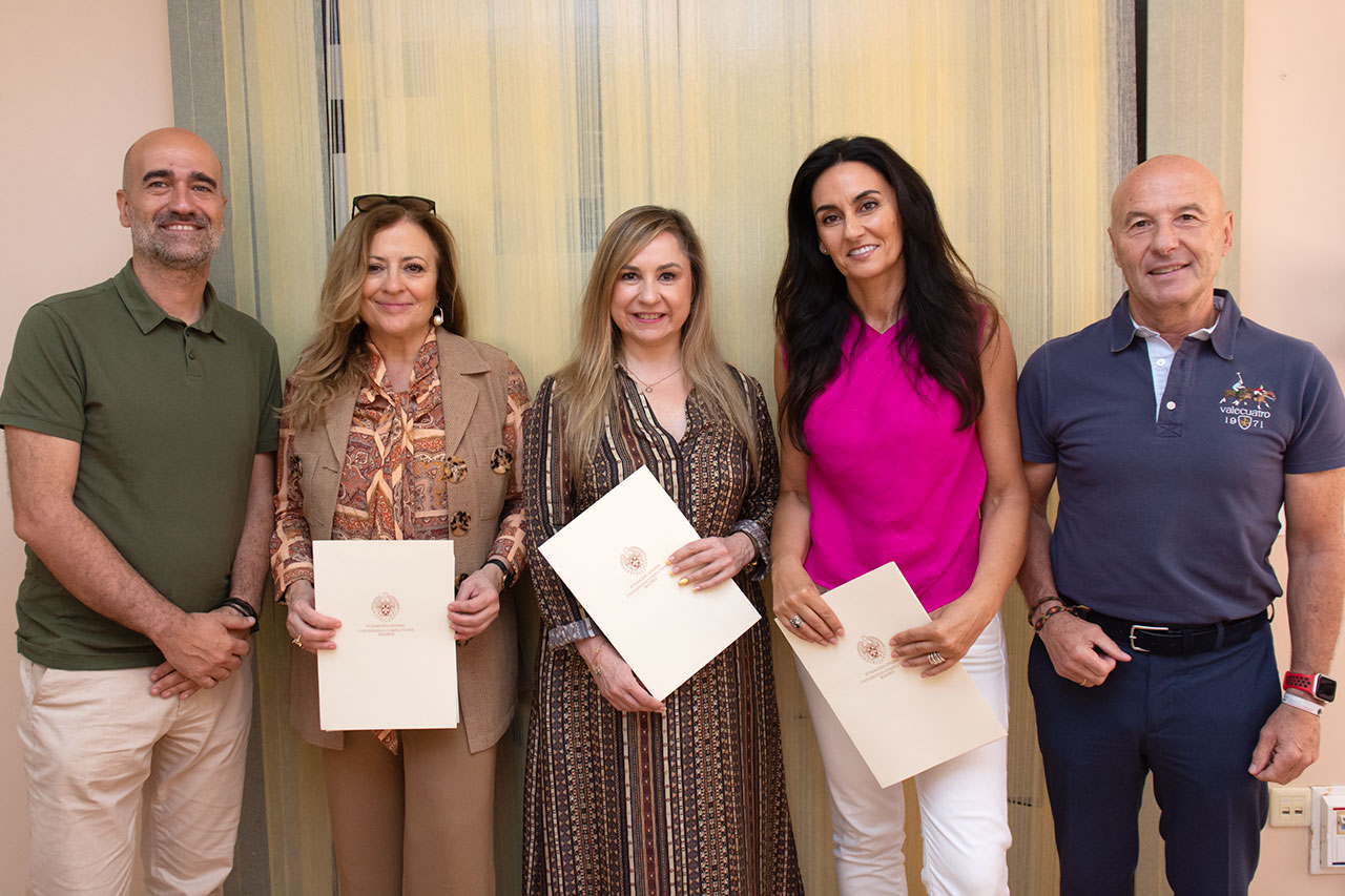 300 becas Santander Microcredenciales 2025 para cursos on line de Idiomas Complutense