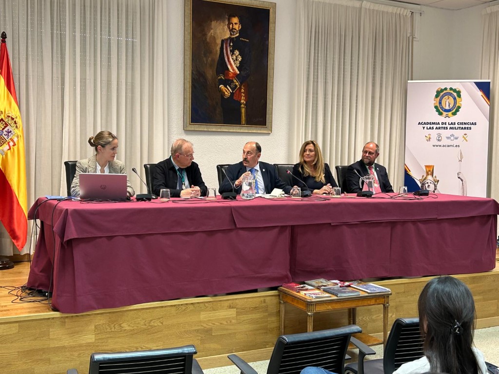 La Prof.ª María Paz García-Vera participa en la mesa redonda "La modificación de conductas como apoyo a las operaciones" en la Academia de las Ciencias y las Artes Militares