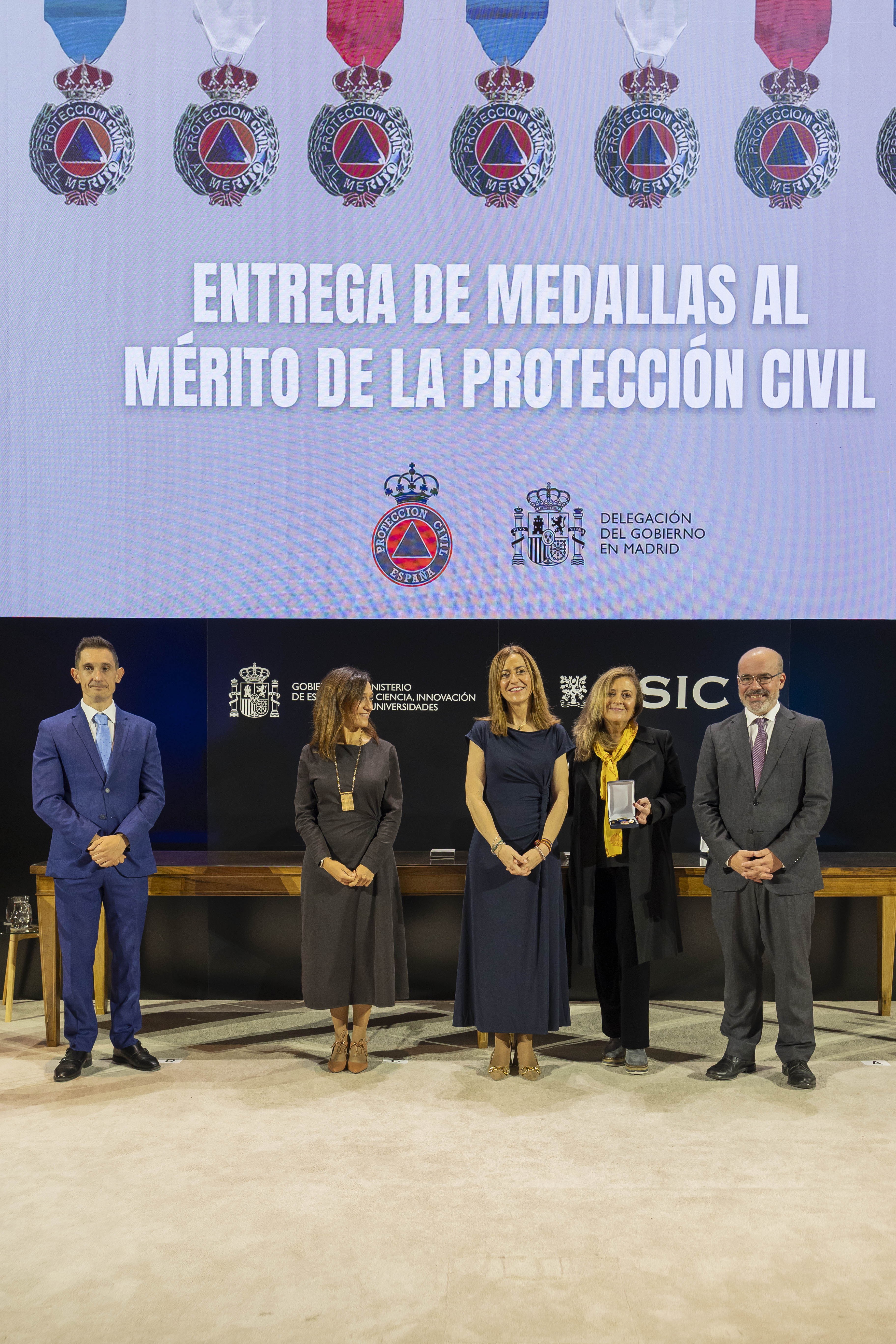 La Prof.ª María Paz García-Vera reconocida con la Medalla al Mérito de Protección Civil, en su categoría de Oro y con distintivo Azul