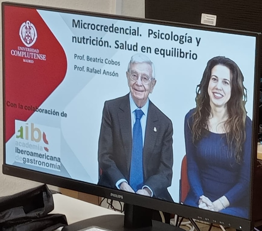 Comienza la Microcredencial Psicología y Nutrición. Salud en Equilibrio, codirigida por la Prof.ª Beatriz Cobos