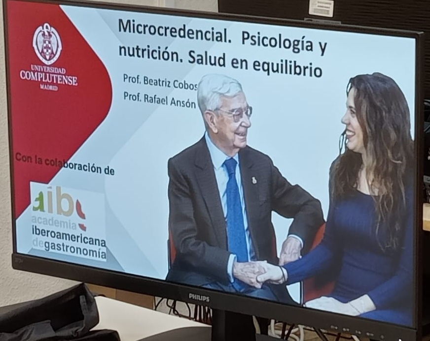 Comienza la Microcredencial Psicología y Nutrición. Salud en Equilibrio, codirigida por la Prof.ª Beatriz Cobos