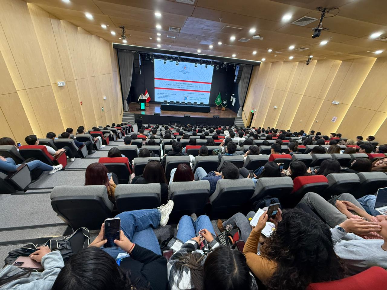 Manuel de la Calle Vaquero ha participado en el I Congreso Internacional Comercio y Turismo organizado por la Universidad Católica de Santa María de Arequipa (Perú). 