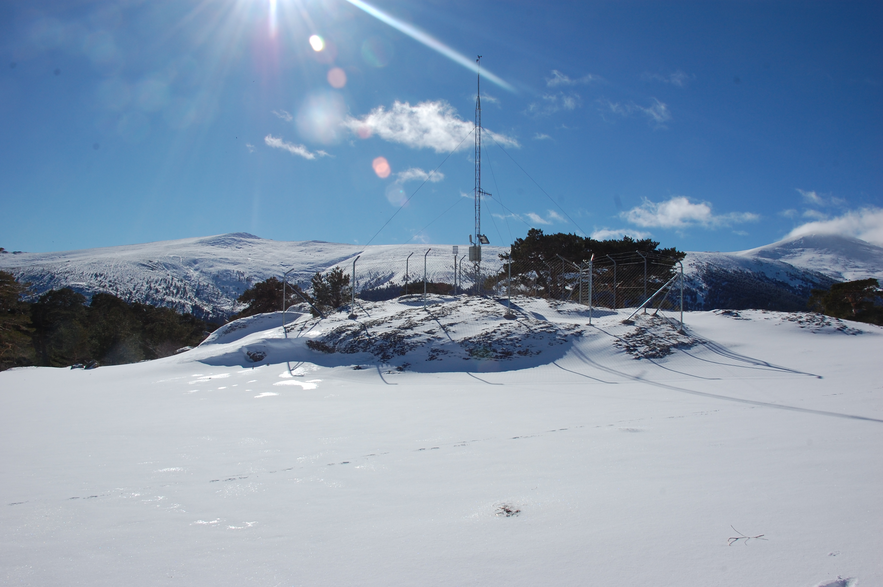 GuMNet: An atmospheric and ground observational network in the Guadarrama Mountains