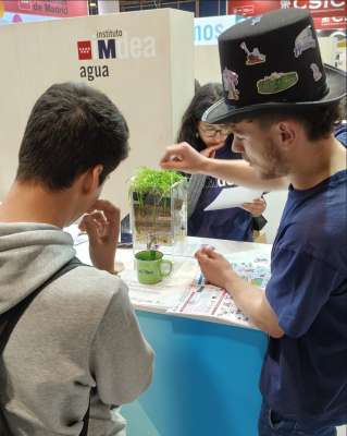 Ciencia para todas las edades: IMDEA Agua enseña a la ciudadanía sobre los microplásticos en la Feria Madrid es Ciencia 2025