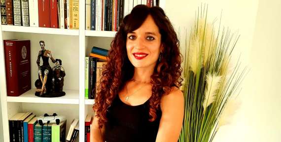 La ganadora del Premio de Literatura Complutense de poesía 2023, Carmen María López, recibe el Premio Adonáis