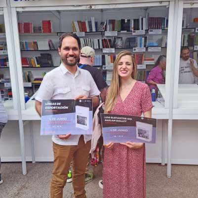 Firma de los ganadores del Premio Complutense de Literatura en la Feria del Libro de Madrid