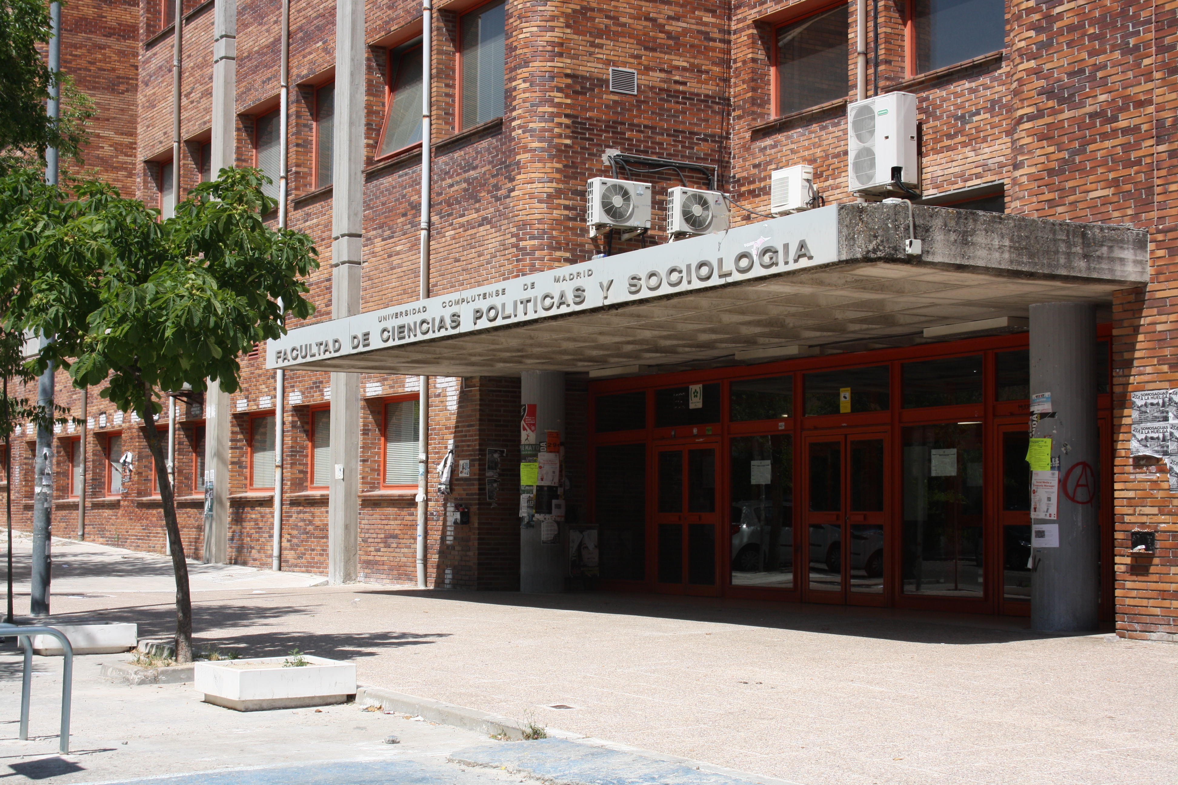 Fachada Facultad CPOLSOC