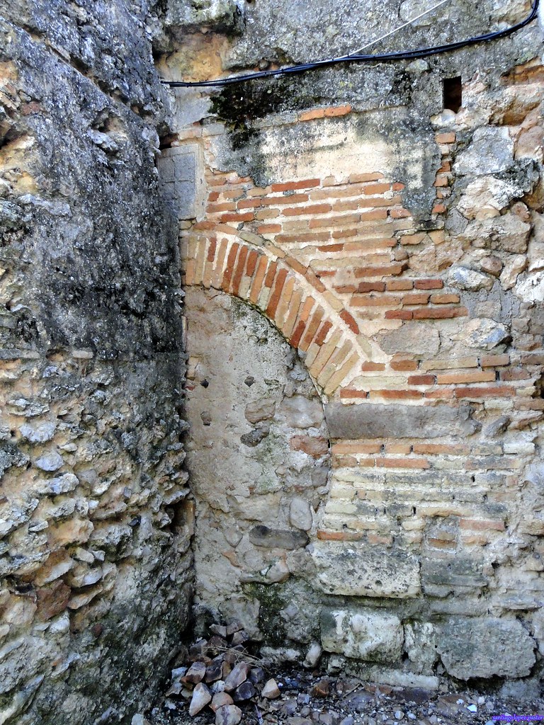 ( imagen 1) detalle del arco y cruz calatrava sobre el mismo muro norte