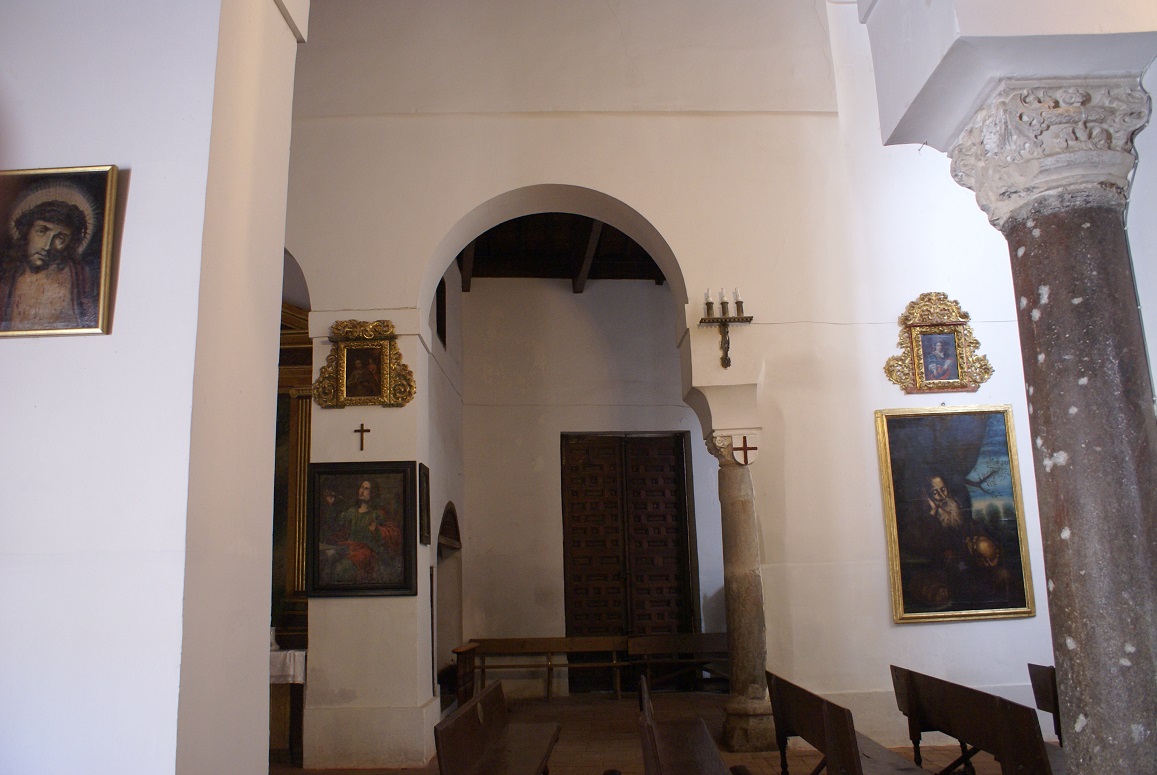 (imagen 2) Restos de las columnas de la mezquita en el tránsitio de la nave mudejar a la barroca