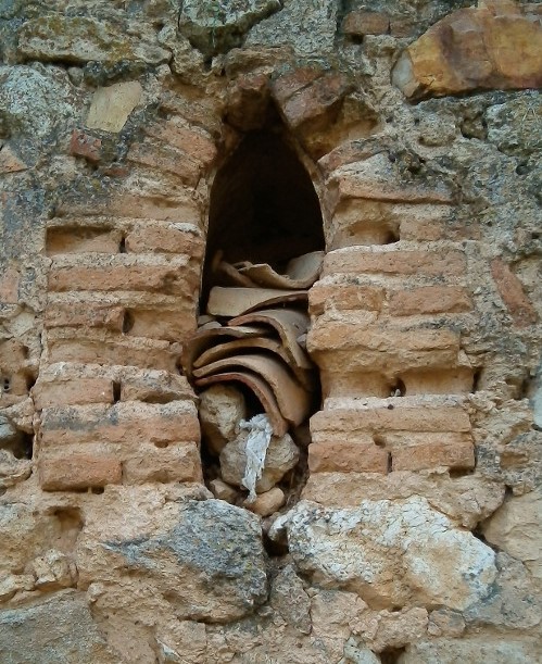 ( imagen 2) ventana de ladrillo en el muro norte 
