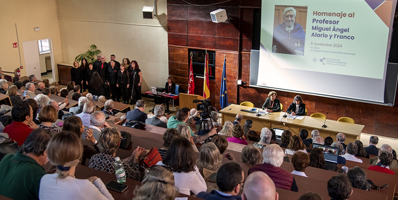 Miguel Ángel Alario recibe el homenaje de su Facultad y su Universidad