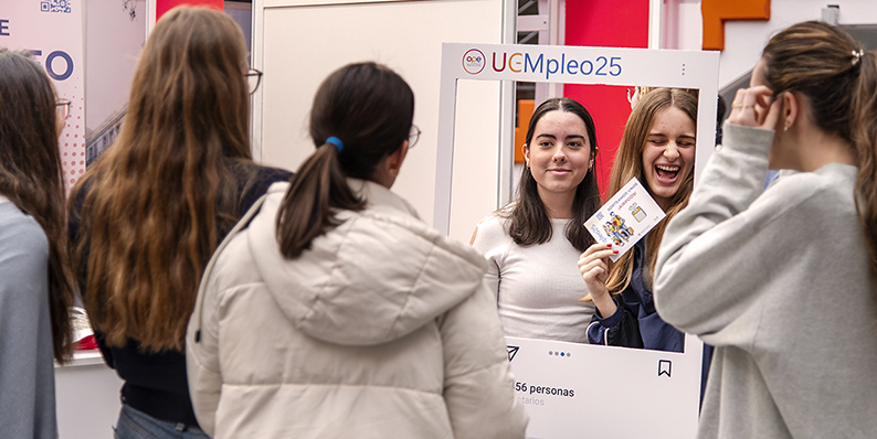 UCMpleo25 reúne a cien empresas que dan a conocer su oferta de empleo y de prácticas a los estudiantes complutenses