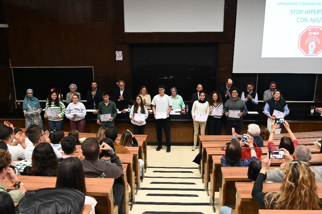 Entrega de diplomas y premios a estudiantes y docentes del proyecto APS Stop Hipertensión