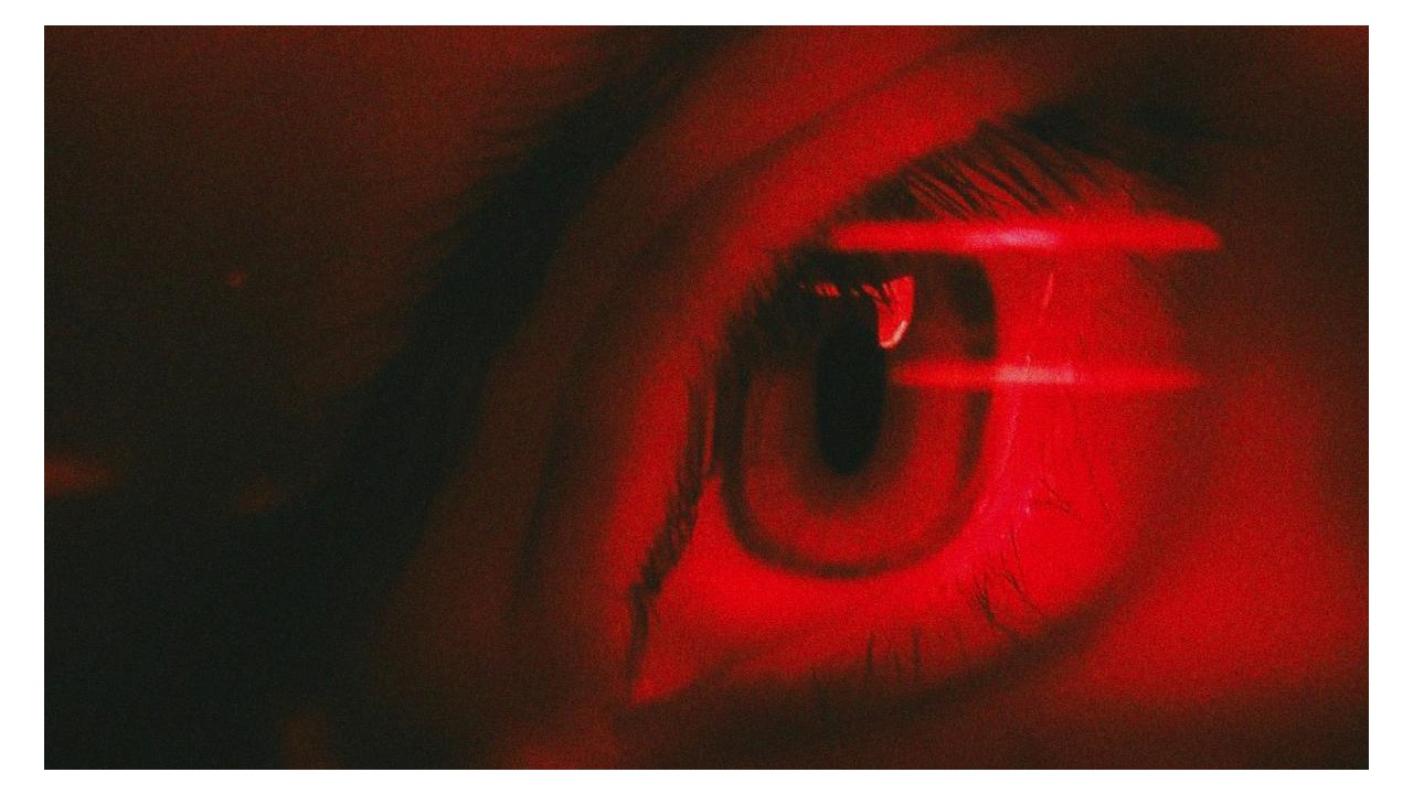 lApuntar un láser a la retina la arriesgada terapia para frenar la miopía