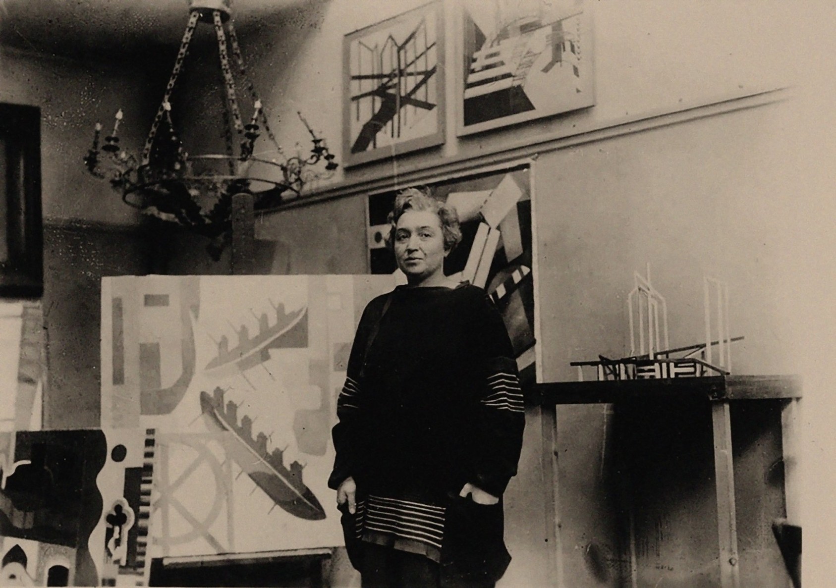 Alexandra Exter (1882-1949) en su taller de París, 1925 -1926. Artista de la Vanguardia, también autora de diseños escenográficos tridimensionales.