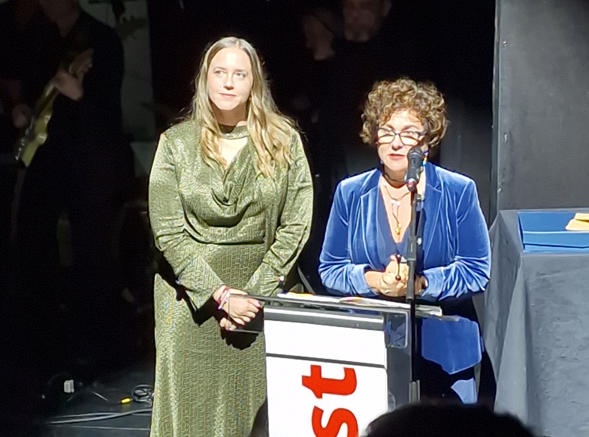 Ana Casado y María Milán, de la UCC+I recogen el premio en los Teatros Luchana. / Iñaqui López. 