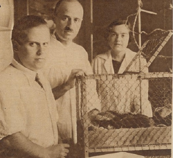 De izquierda a derecha: Dr. Julián Sanz-Ibáñez, Dr- Gonzalo Rodríguez Lafora y Dra. Soledad Ruiz-Capillas (publicada originalmente en Pérez (1929). / Dr. Fernán Pérez.