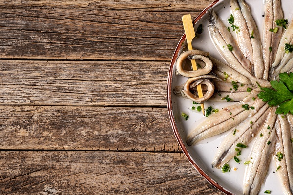 Los boquerones para prepararlos en vinagre tienen que estar previamente congelados para matar al parásito. / Shutterstock.