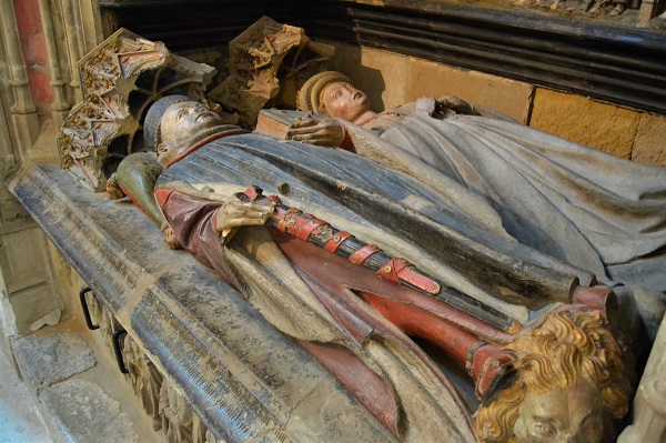 Figuras yacentes en la tumba del matrimonio Villaespesa-Ujué. /Stefania Botticchio.