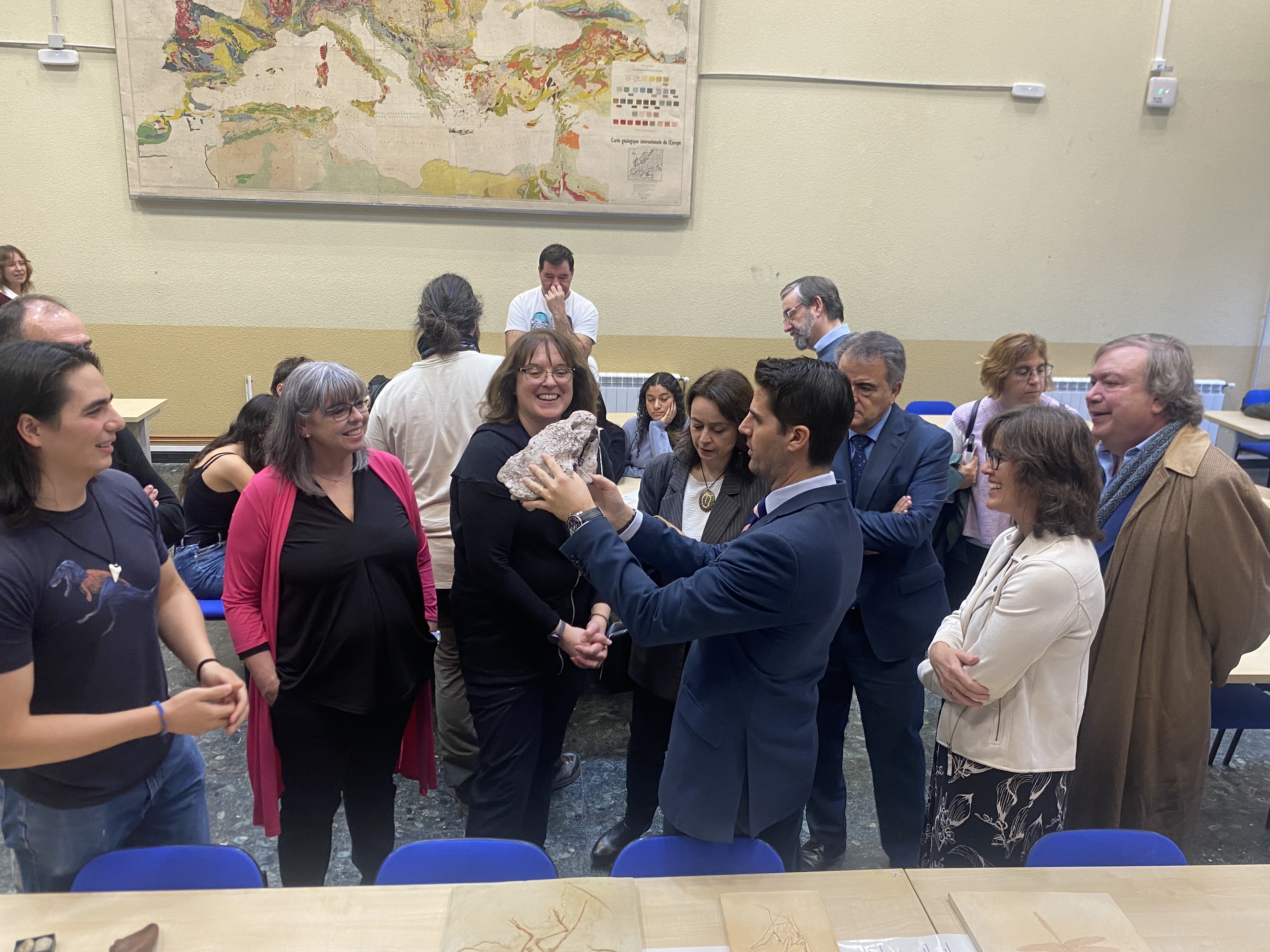 Visita del consejero Emilio Viciana a La guerra de los huesos. / María. Milán.