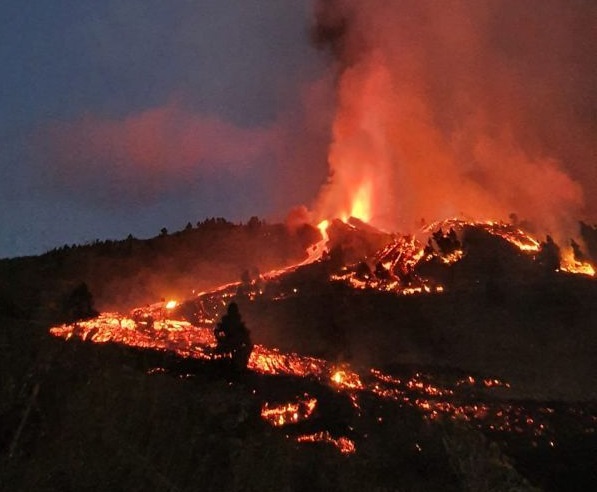 El volcán en su primera noche de erupción. / Unidad de Respuesta Geológica de Emergencias del IGME-CSIC