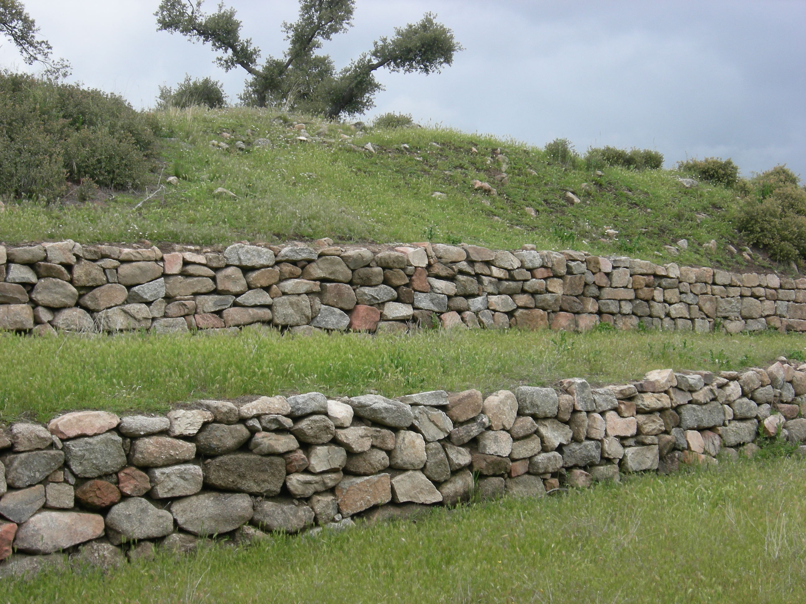 Muro y antemuro del primer recinto