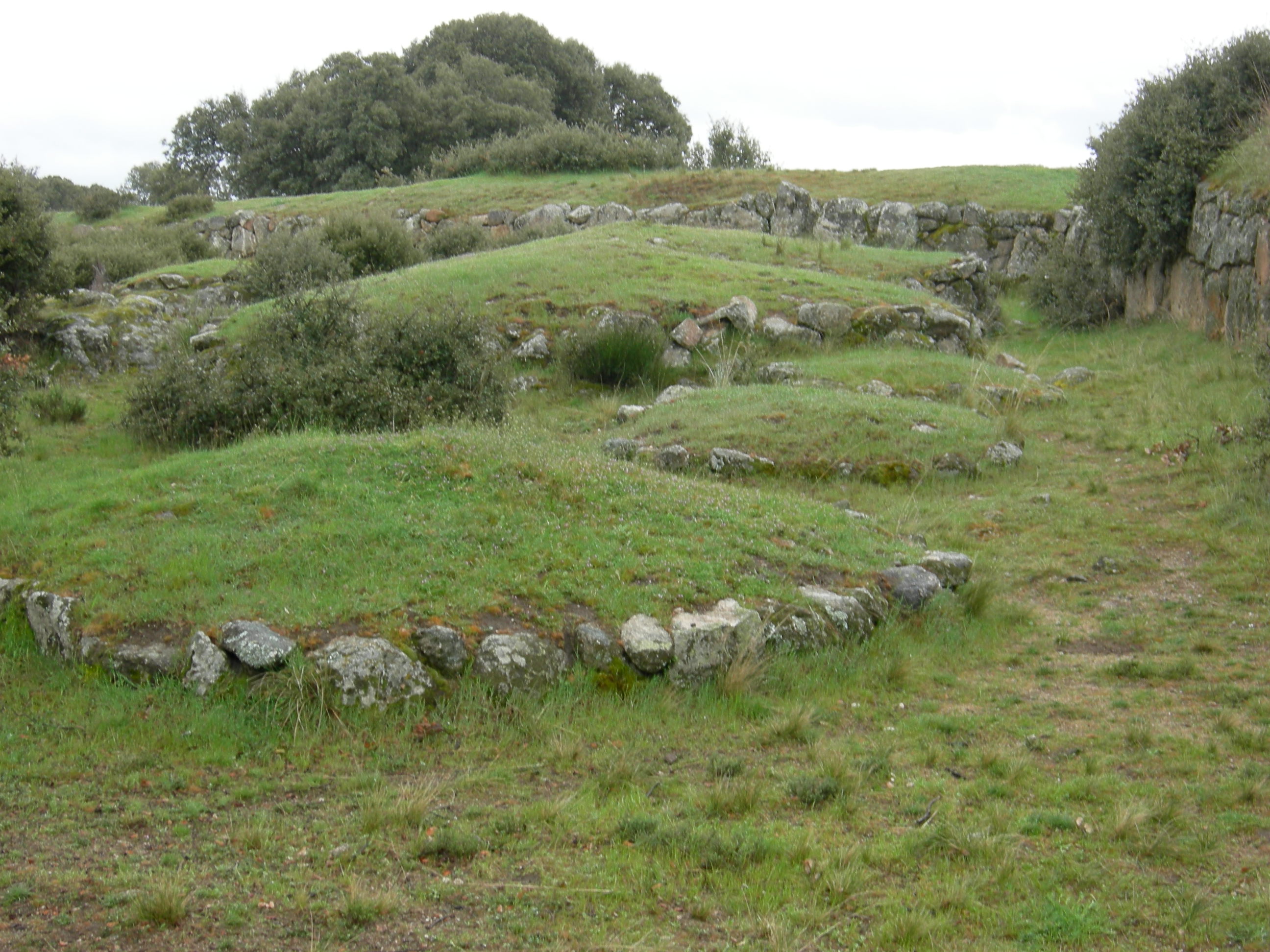 Túmulos de la necrópolis junto al tercer recinto
